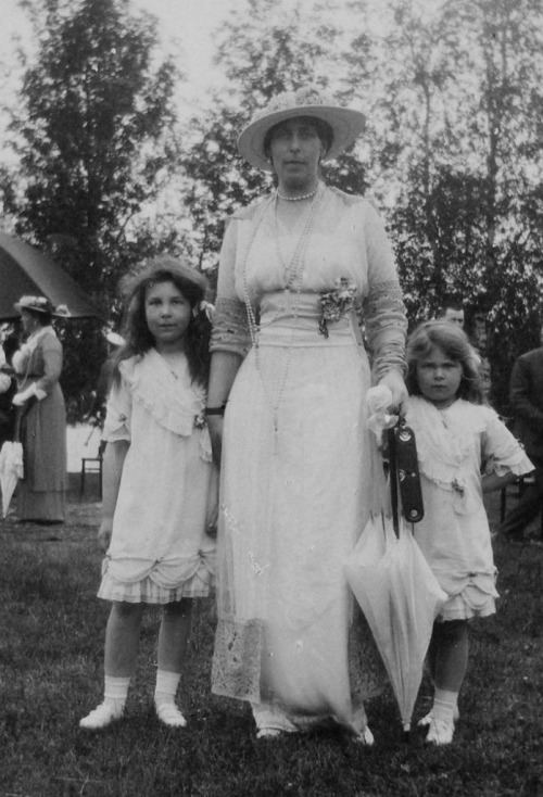 Grand Duchess Kira Kirillovna of Russia Grand Duchess Victoria Feodorovna of Russia and daughters Maria