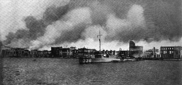 Great fire of Smyrna Fourpiper flushdecker USS Litchfield 1922 during the Great Fire