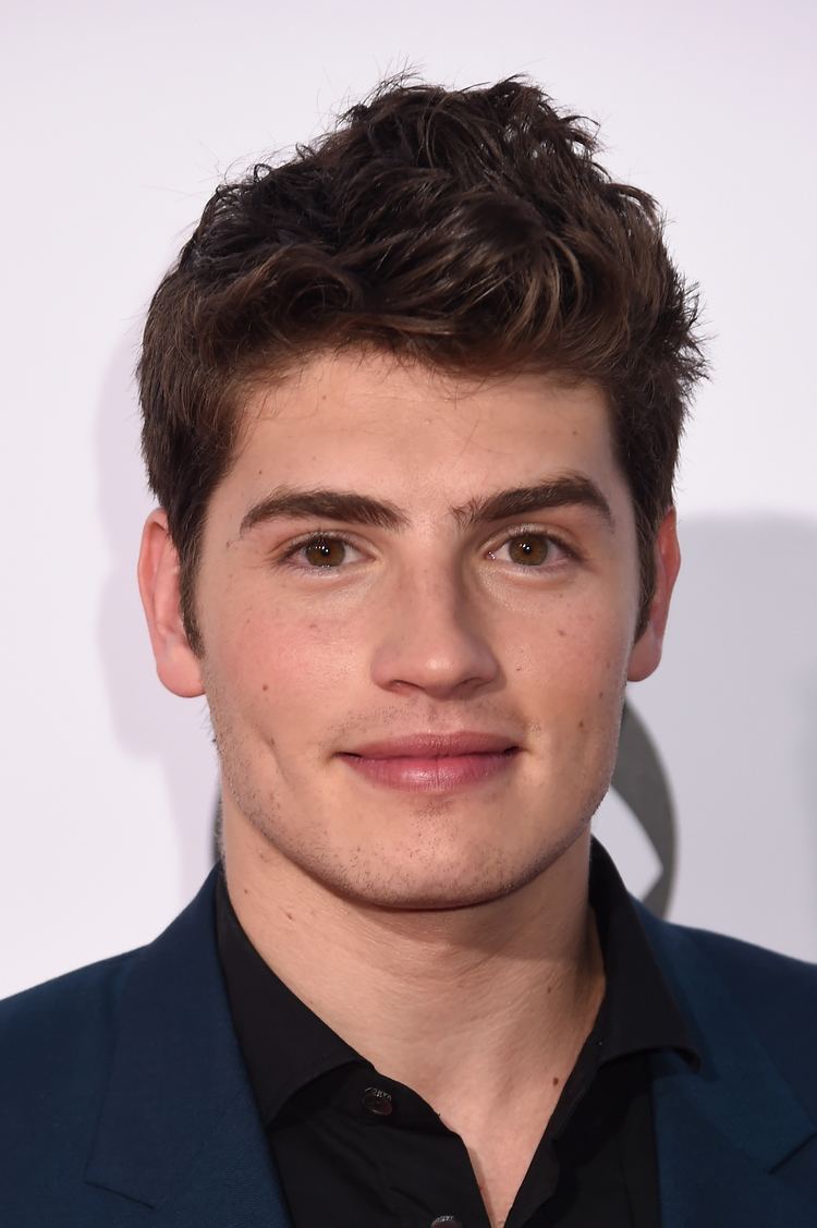 Gregg Sulkin Gregg Sulkin Can39t Decide What to Do With His Beard Twist