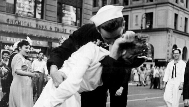 Greta Zimmer Friedman Jewish woman in iconic WWII Times Square kiss photo dies at 92 The