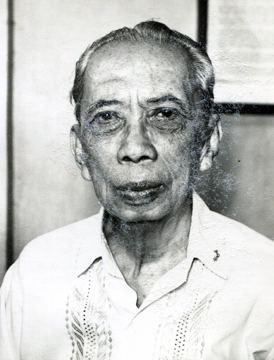 Guillermo Tolentino's wrinkles on his face is visible while wearing a barong