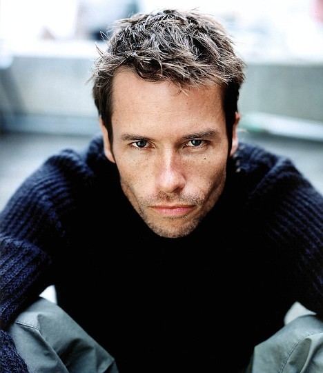 Guy Pearse Guy Pearce I39m still haunted by my father39s air crash