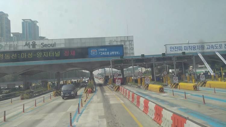 Gyeongbu Expressway Intercity bus to Seoul on Gyeongbu Expressway nb via Seoul Toll Gate