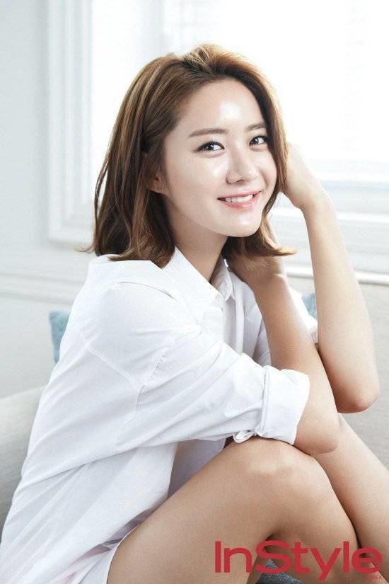 Han Groo Han Groo shows off her 39honeylike complexion39 with 39In