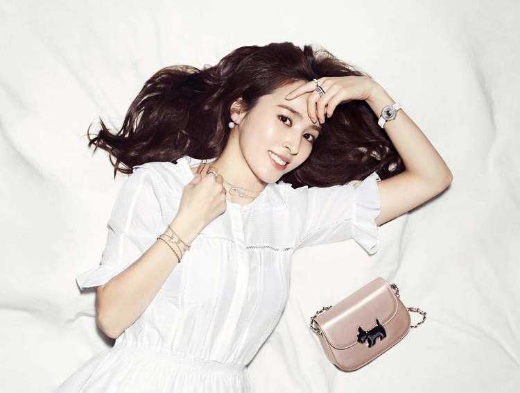 Han Hye-jin Han Hye Jin Looks quotBreathlessquot in French Jewelry from