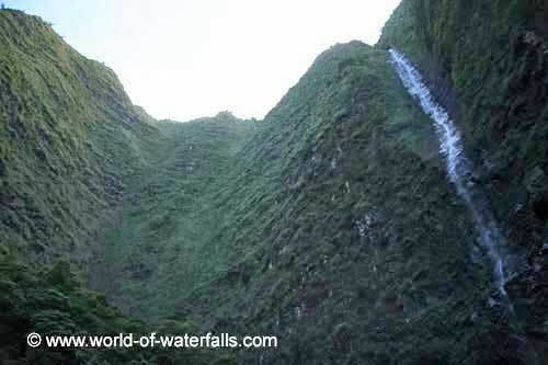 Hanakoa Valley wwwworldofwaterfallscomimagesHanakoaFalls0