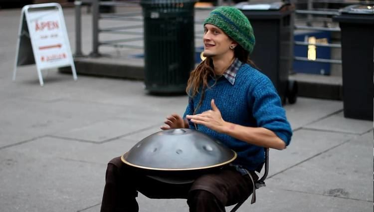 Hang (instrument) Street musician with unbelievable instrument Daniel Waples YouTube