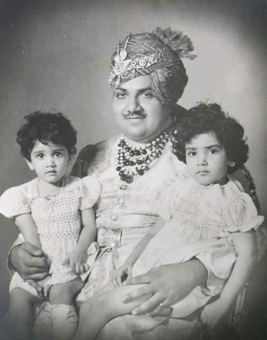 HIS HIGHNESS MAHARAJA HANWANT SINGH JI OF #JODHPUR [1923 - 1952] WITH HIS  DAUGHTERS BAIJILAL CHANDRESH KANWAR SAHIBA AND … | Rajasthani dress,  Jodhpur, Royal family
