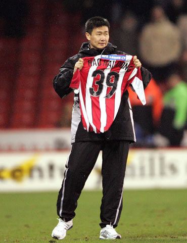Hao Haidong Soccer Hao Watches Sheffield United Game on Stand
