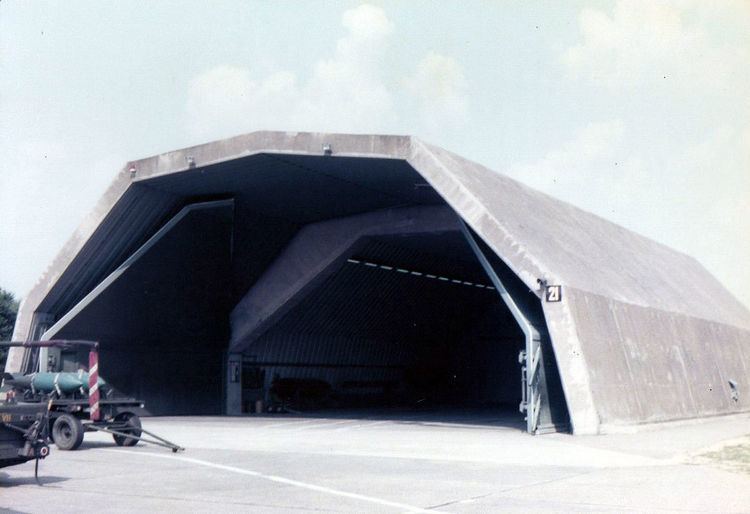 Hardened aircraft shelter