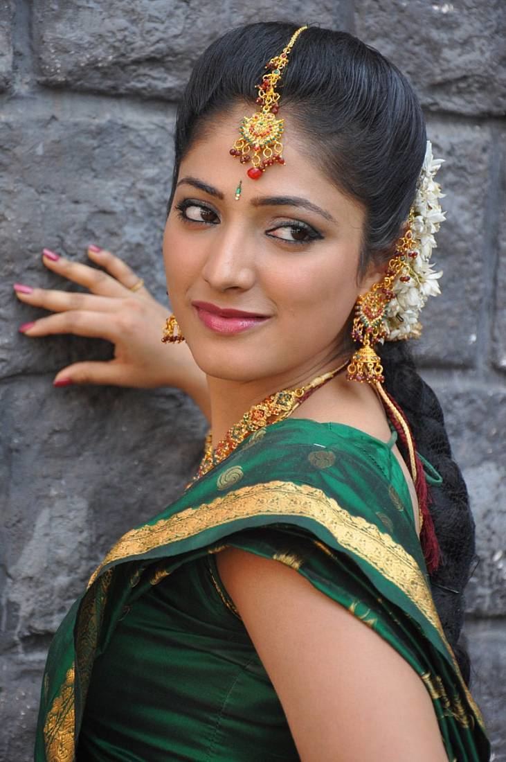 Hariprriya Haripriya profile family wiki Age Affairs Biodata Height Weight