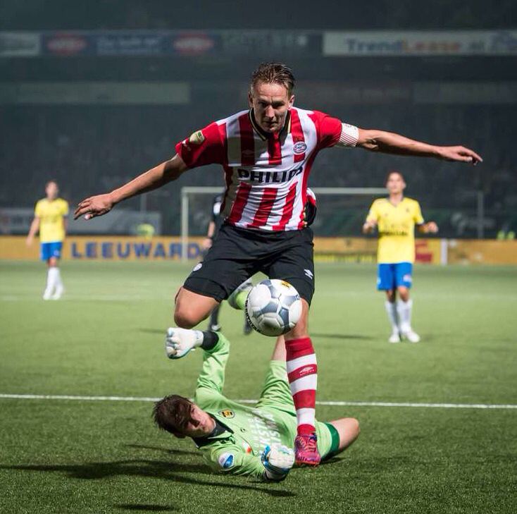 Harm Zeinstra Luuk de Jong passeert Harm Zeinstra de doelman van PEC Zwolle 2015