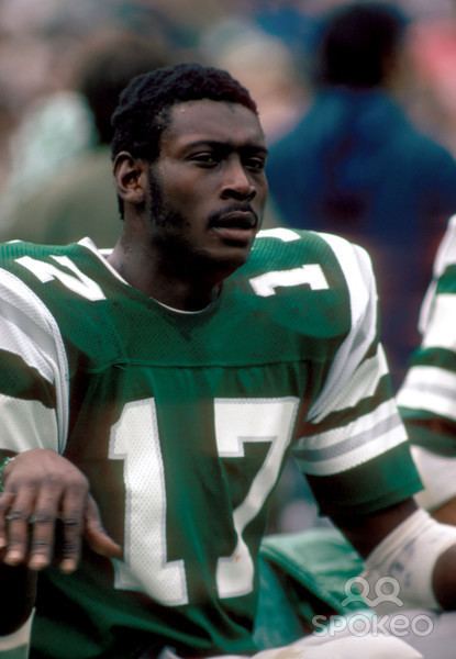 This is Harold Carmichael, a 6'8 WIDE RECEIVER in the NFL! The average  height for a WR at the time was just under 6 feet. : r/AbsoluteUnits