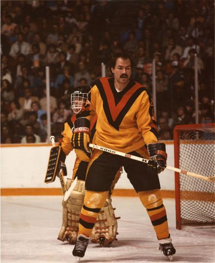 hockey-nhl-finals-vancouver-canucks-harold-snepsts-and-goalie-richard-picture-id139118618  (1024×675)