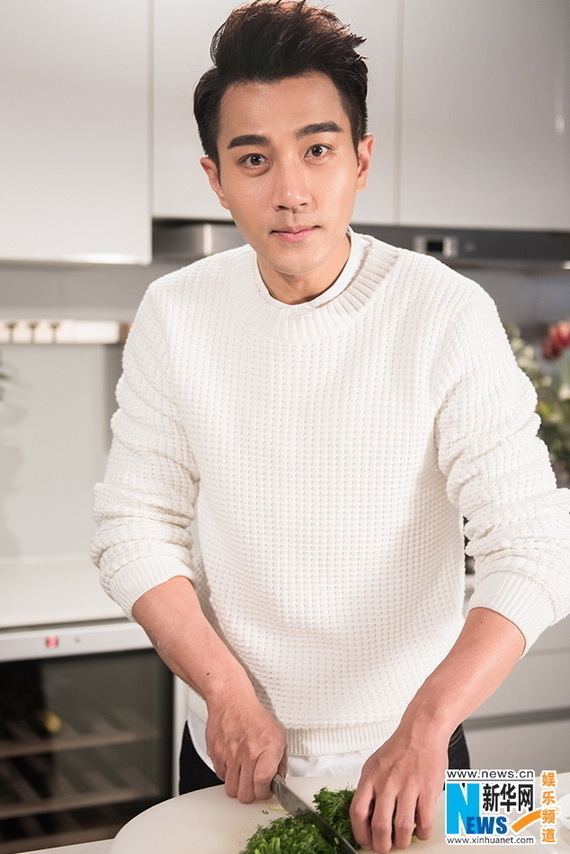 Hawick Lau Actor Hawick Lau poses home cooking style Chinaorgcn