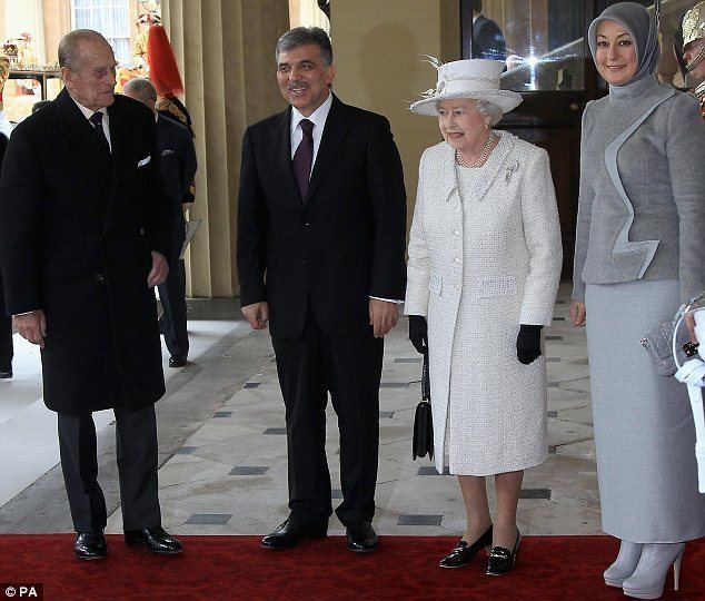 Hayrünnisa Gül Queen astonished as Turkish President39s wife Hayrunnisa Gul visits