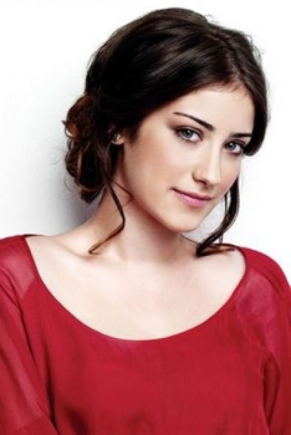 Hazal Kaya beautyaroundcommediak2itemscache5f9ec0b2e76