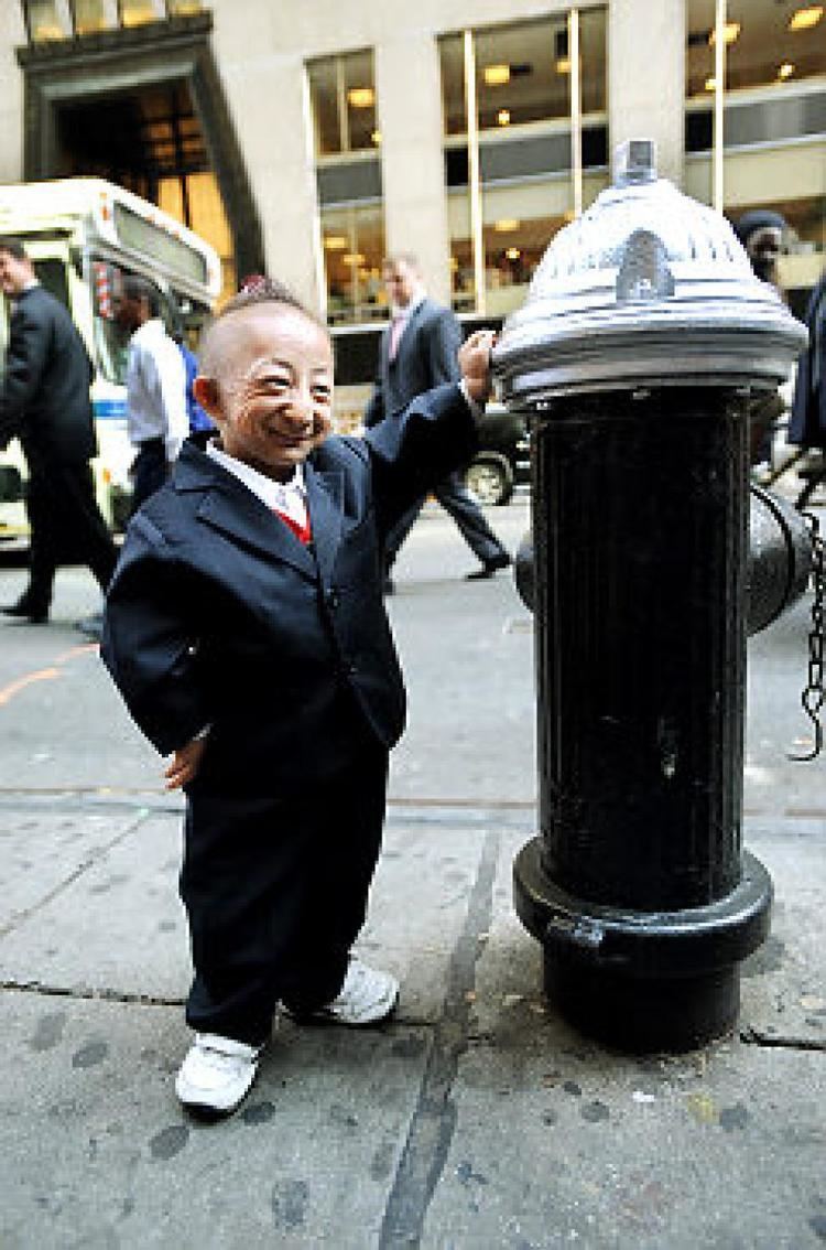 He Pingping World39s shortest man visits New York City NY Daily News