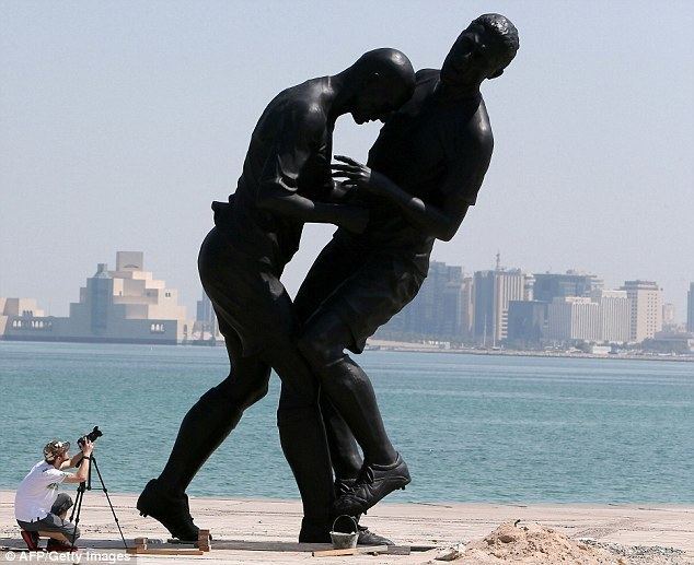 Headbutt (sculpture) Zinedine Zidane statue of World Cup headbutt removed from new Qatar