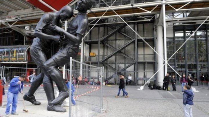 Headbutt (sculpture) Zinedine Zidane headbutt statue unveiled in Paris France 24