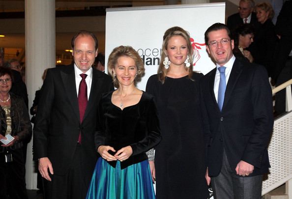 Heiko von der Leyen smiling with Ursula von der Leyen, Stephanie Freifrau von und zu Guttenberg and Karl-Theodor zu Guttenberg