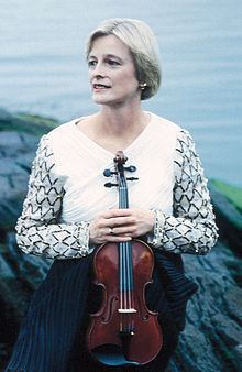 Helen Armstrong (violinist) httpsuploadwikimediaorgwikipediacommonsthu