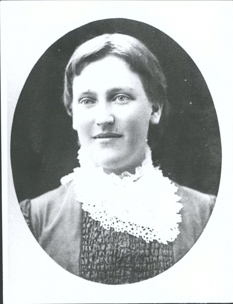 Helen Connon Helen Connon aged 17 later Macmillan Brown Hocken Snapshop