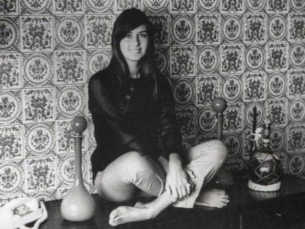 Heloísa Pinheiro seated in Indian style while wearing black long sleeves and pants