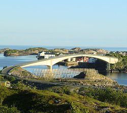 Henningsvær Bridges httpsuploadwikimediaorgwikipediacommonsthu