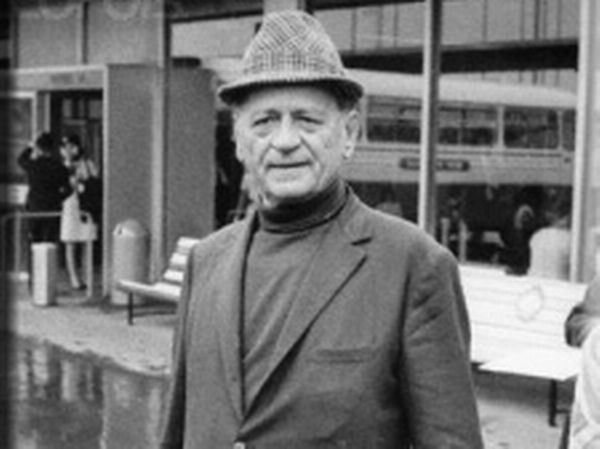Henri Charrière wearing a hat and a suit.