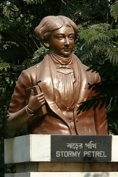 Henry Louis Vivian Derozio Statue of Henry Louis Vivian Derozio Kolkata