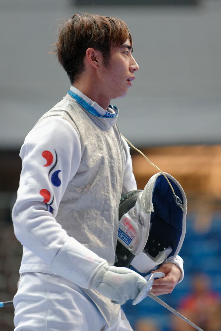 Heo Jun (fencer) FileHeo Jun 2013 Fencing WCH FMSIN t095944jpg Wikimedia Commons