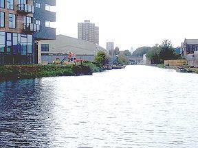 Hertford Union Canal httpsuploadwikimediaorgwikipediacommonsthu