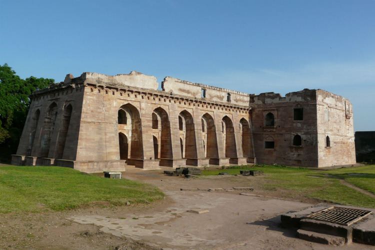 Hindola Mahal Hindola Mahal in Mandu HappyTripscom