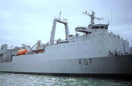 HMS Challenger (K07) httpsc1staticflickrcom3262937859819949bee