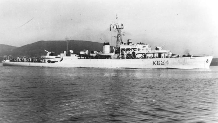 HMS Enard Bay (K435) wwwnavalhistorynetPhoto15frBayStAustell2NPJPG