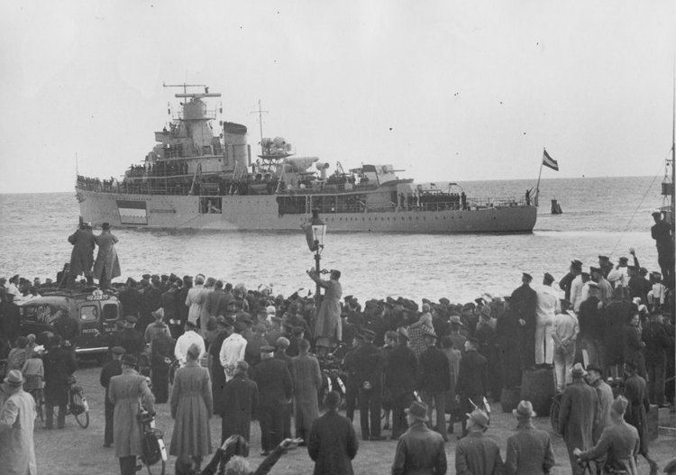 HNLMS Van Kinsbergen (1939) History of the artillerytraining ship Van Kinsbergen