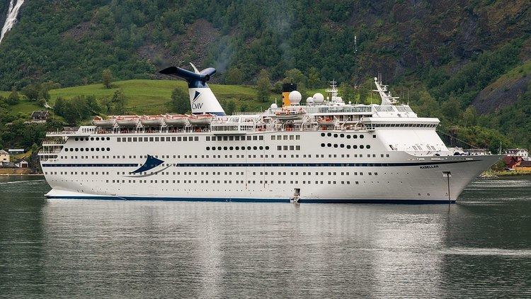 Holiday-class cruise ship