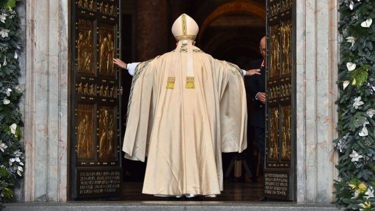 Holy door Pope Francis opens St Peter39s Holy Door to launch jubilee BBC News