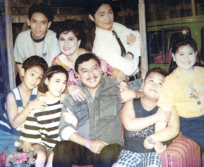 Dolphy, Nova Villa, Smokey Manaloto, Claudine Barretto, Gio Alvarez, Maybelyn de la Cruz, Vandolph Quizon smiling all together at the set of Home Along Da Riles