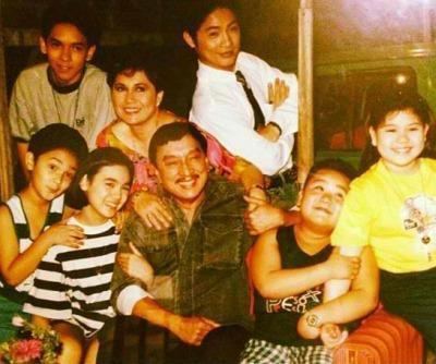 Dolphy, Nova Villa, Smokey Manaloto, Claudine Barretto, Gio Alvarez, Maybelyn de la Cruz, Vandolph Quizon smiling all together at the set of Home Along Da Riles