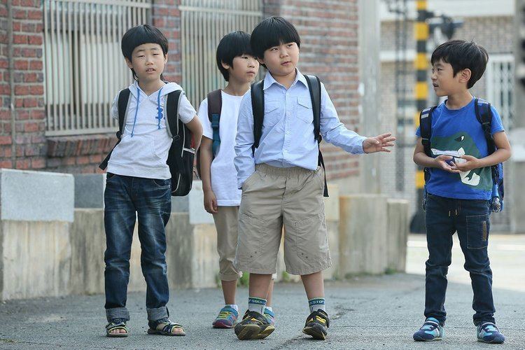 Do-Yeob Kim talking with his friends while walking in a movie scene from the 2013 film Hope