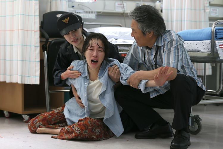 Ji-won Uhm crying in the hospital in a movie scene from the 2013 film Hope