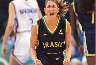 Hortência Marcari HORTNCIA MARCARI uma exjogadora de basquete brasileira sendo