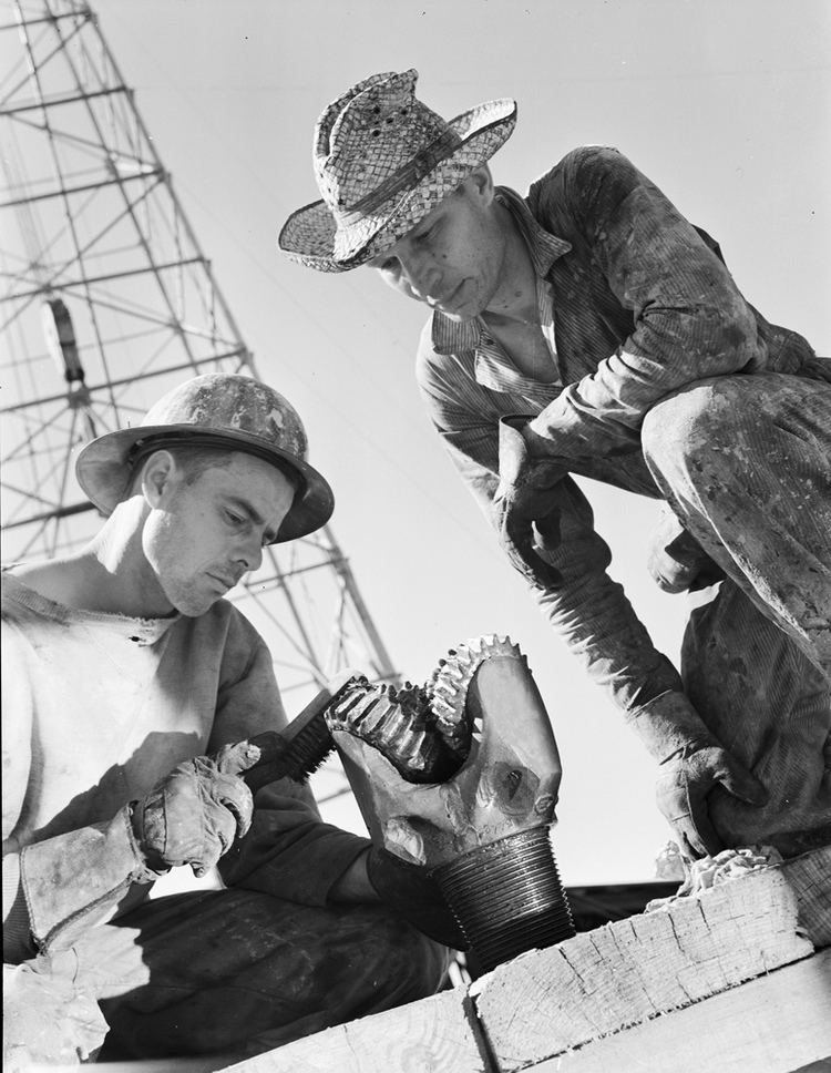 Howard R. Hughes Sr. How Howard Hughes Revolutionized Oil Well Drilling