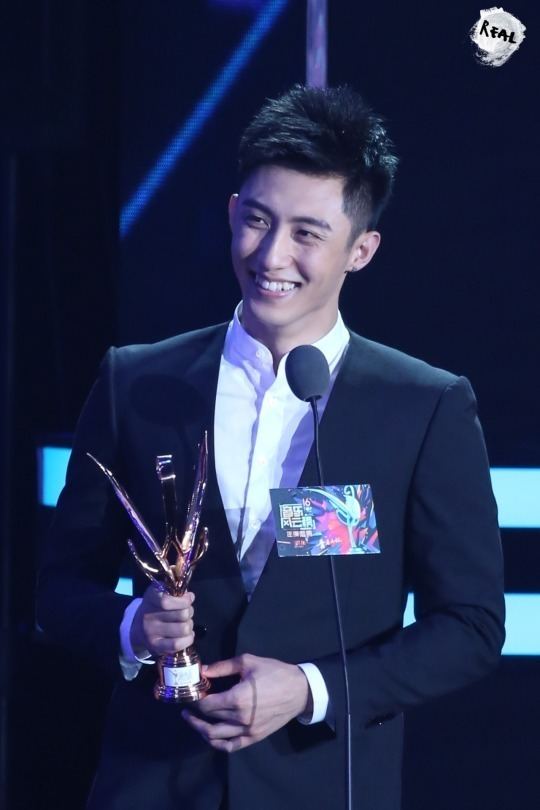 Huang Jingyu Celeb News Huang Jingyu wins Best New Idol Award in China