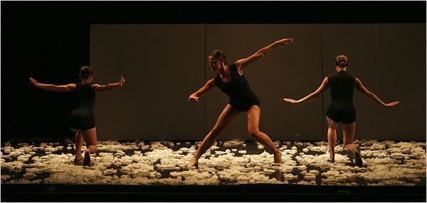 Hubbard Street Dance Chicago httpsstatic01nytcomimages20080806artsHu