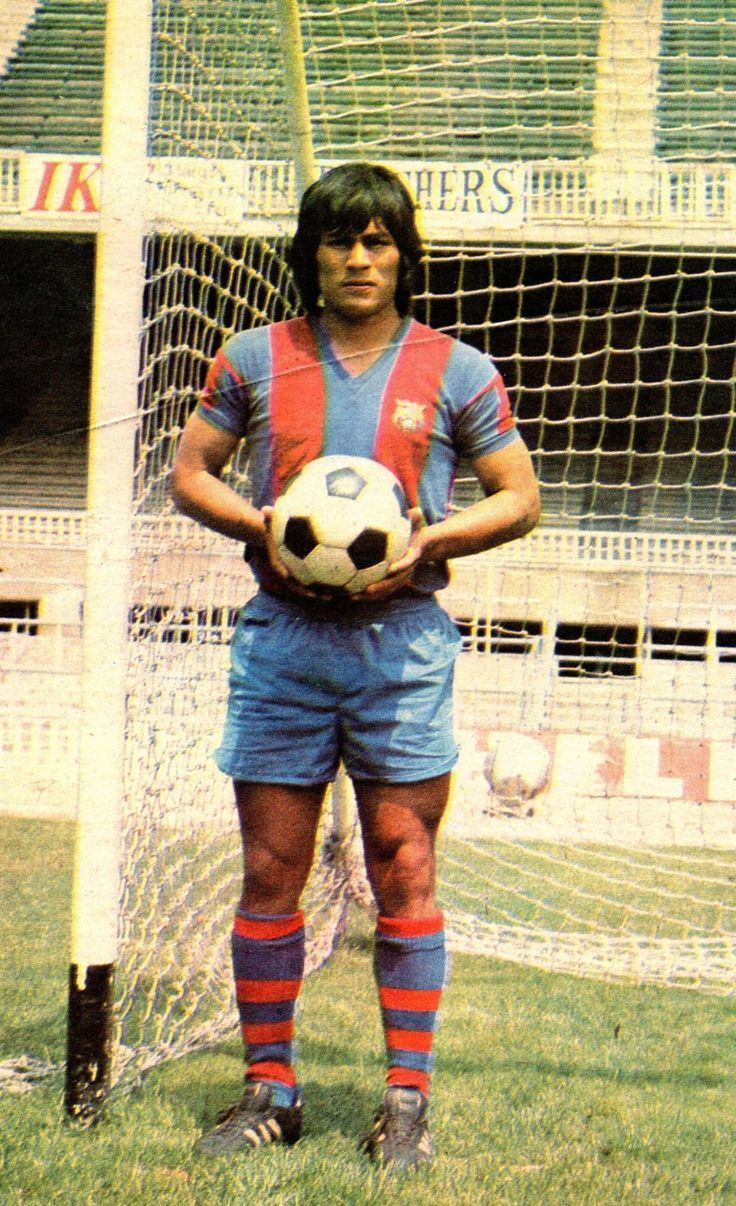 Hugo Sotil Hugo Sotil won the 197374 La Liga title with FC Barcelona