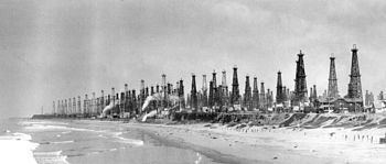 Huntington Beach Oil Field httpsuploadwikimediaorgwikipediacommonsthu