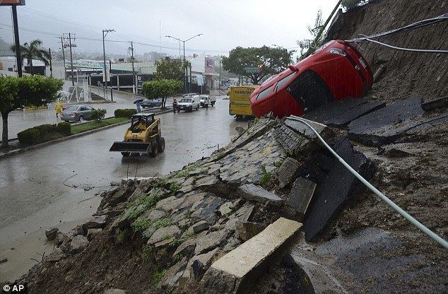 Impacts of hurricane Ingrid and Manuel damaging some roads and vehicles.